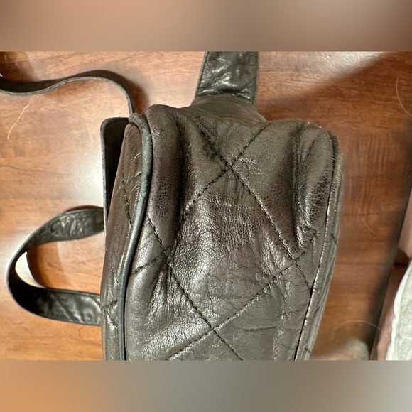 Black Chanel Vintage Crossbody - Picture 4 of 11